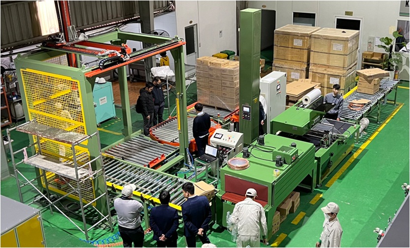 Băng tải xoay trong hệ thống đóng gói ống đồng Băng tải xoay trong hệ thống đóng gói ống đồng