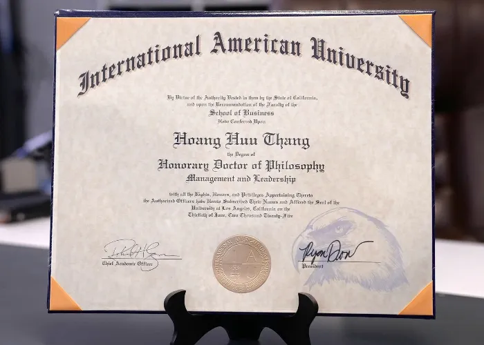 Bằng Tiến sĩ danh dự Đại học Quốc tế Hoa Kỳ