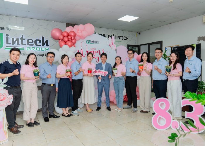 các phòng ban chụp ảnh lưu lại khoảnh khắc ngày 8.3