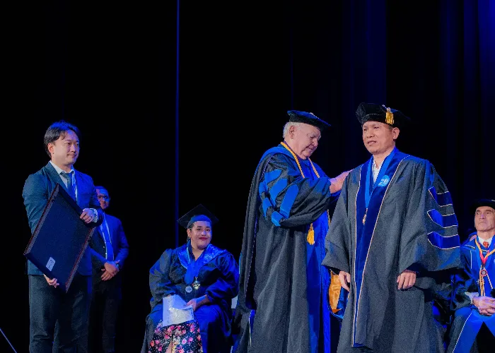 Chủ tịch Hoàng Hữu Thắng nhận danh hiệu Tiến sĩ danh dự