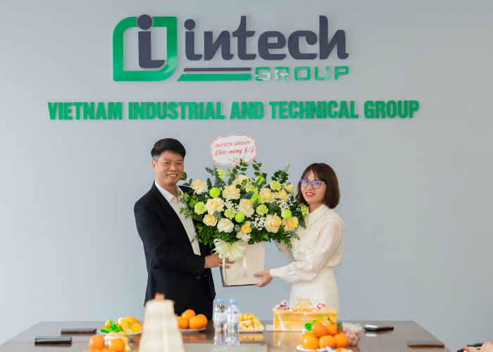 Đại diện Ban lãnh đạo, ông Trần Văn Nhơn chúc mừng và tặng hoa tới chị em Intech