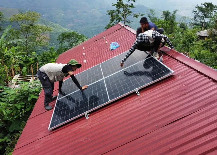 Lắp đặt trên mái trường học