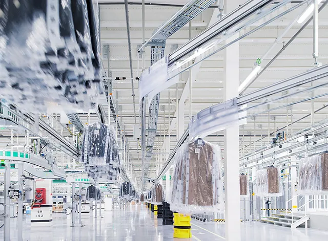 Garment hanging conveyor system Garment hanging conveyor system