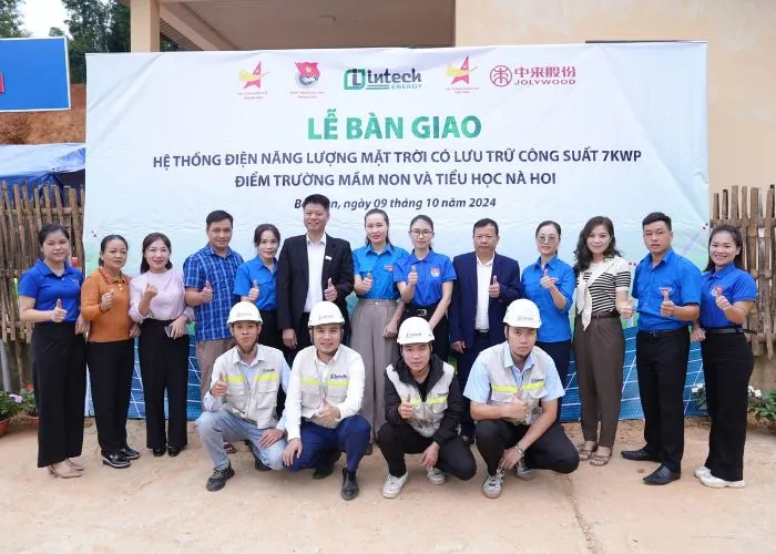 Lễ bàn giao hệ thống điện mặt trời có lưu trữ công suất 7kWp cho hai điểm trường Mầm non và Tiểu học Nà Hoi