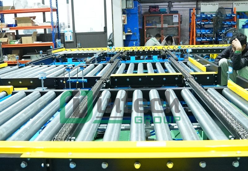 Roller conveyor for moving pallets containing tires Roller conveyor for moving pallets containing tires