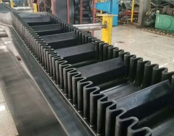 Rubber conveyor belt with ruffled ears Rubber conveyor belt with ruffled ears