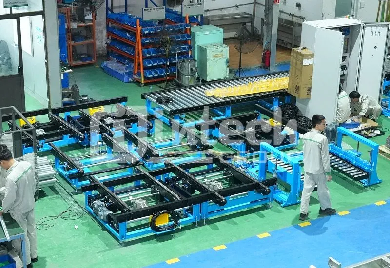 Chain conveyor for moving pallets containing car tires
