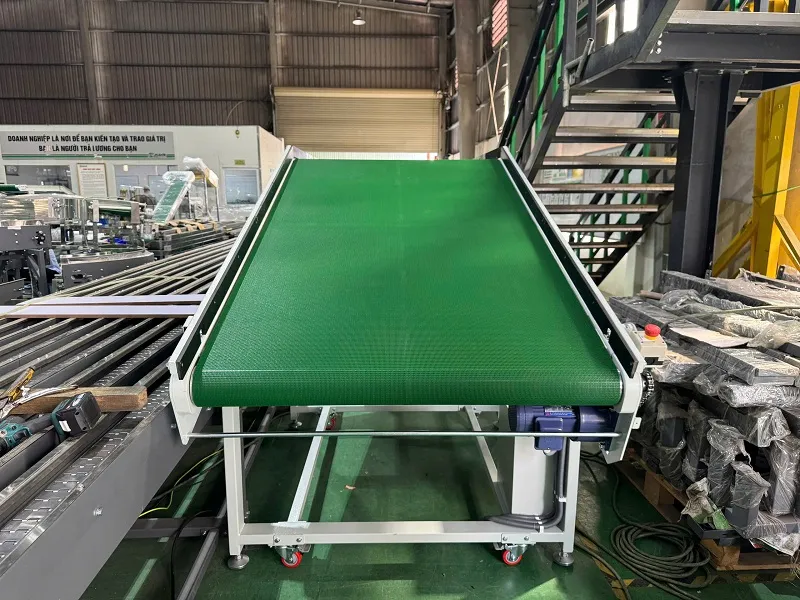 Plastic parts conveyor belt