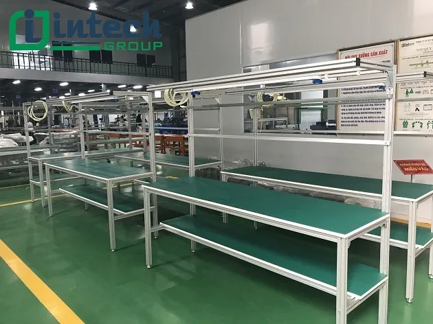 Working table with aluminum frame