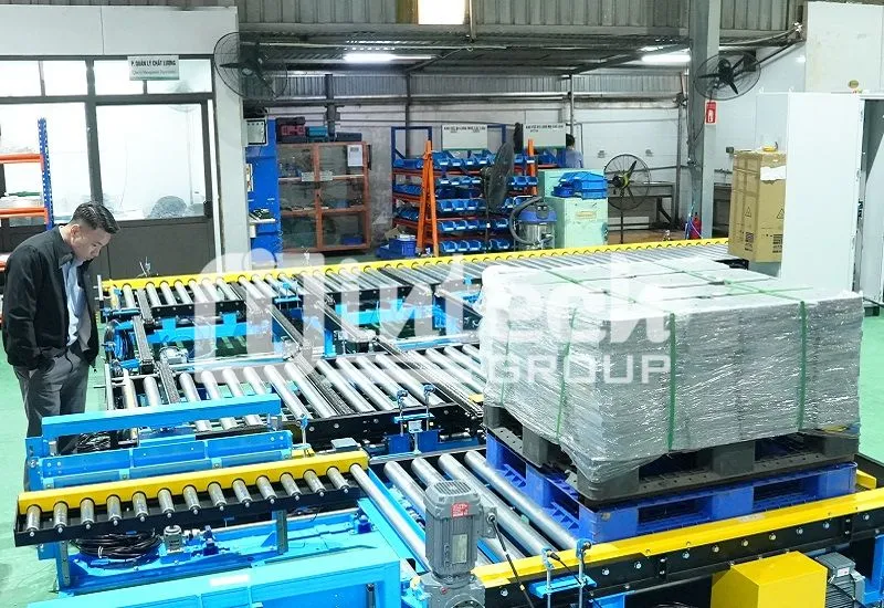 Băng tải con lăn chuyển pallet chứa lốp xe