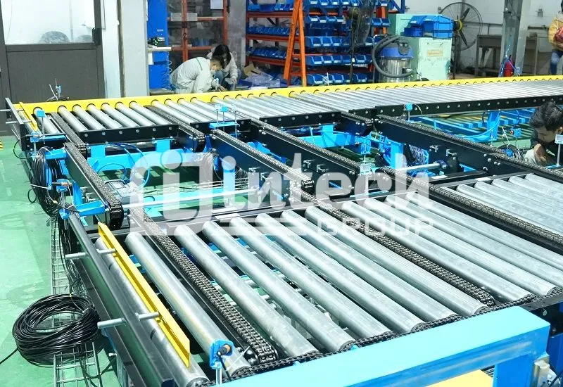 Băng tải con lăn chuyển pallet chứa lốp xe