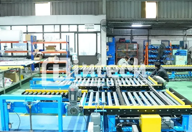 Băng tải con lăn chuyển pallet chứa lốp xe