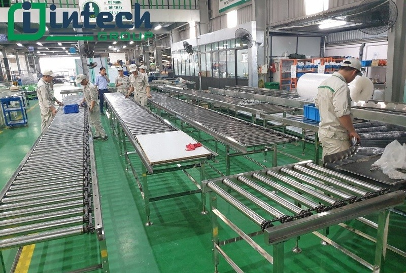 Chain drive roller conveyor