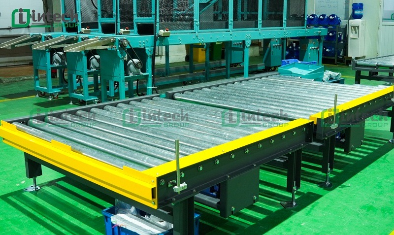 Chain drive roller conveyor