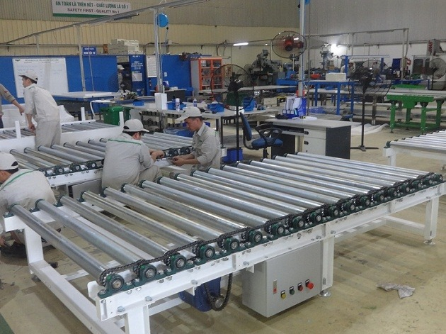 Chain drive roller conveyor