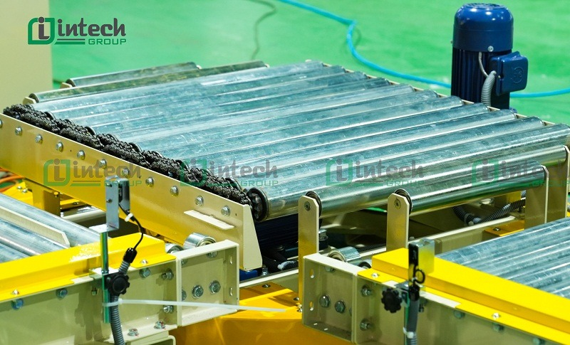 Chain drive roller conveyor