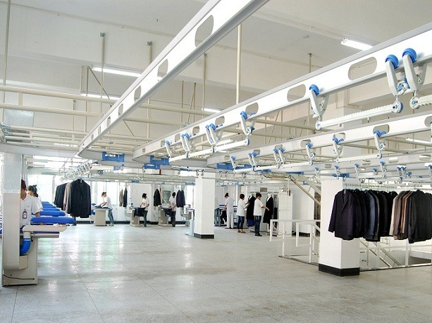 Garment hanging conveyor system