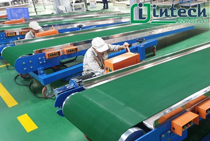 Conveyor lifts to transfer goods to the truck