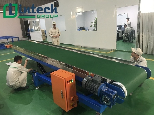 Conveyor lifts to transfer goods to the truck