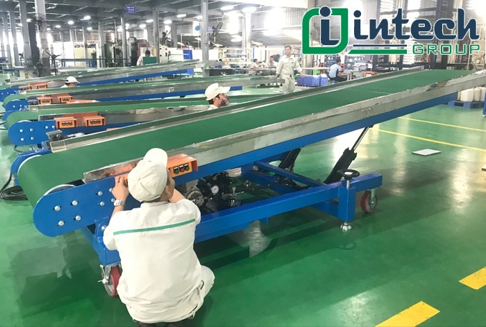 Conveyor lifts to transfer goods to the truck