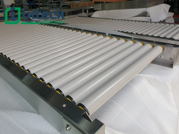 Plastic roller conveyor