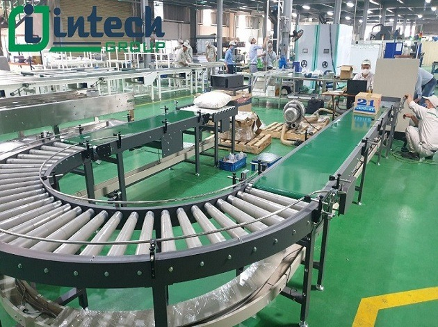 Plastic roller conveyor