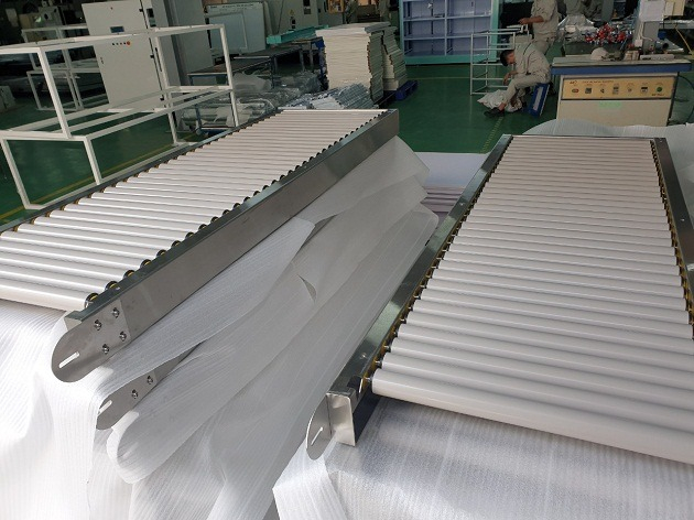 Plastic roller conveyor