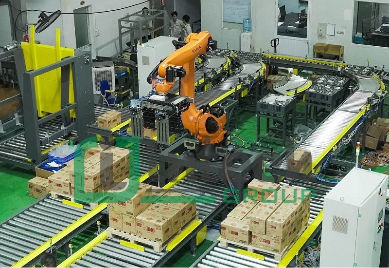 Roller Conveyor with Robot Picking and Unloading