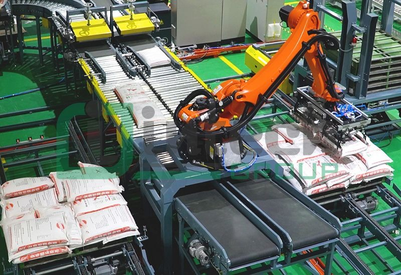 Roller Conveyor with Robot Picking and Unloading