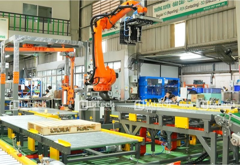 Roller Conveyor with Robot Picking and Unloading