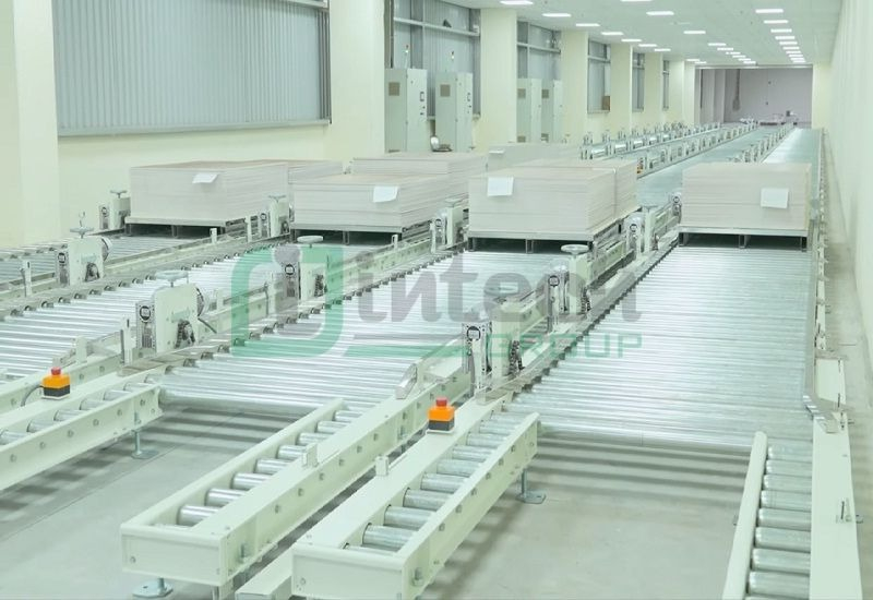 Steel pallet transport roller conveyor