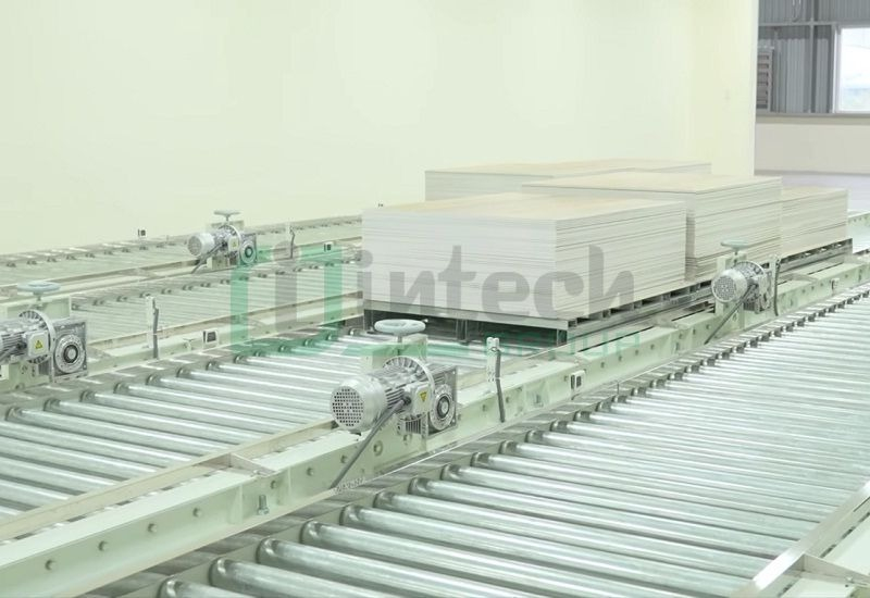 Steel pallet transport roller conveyor