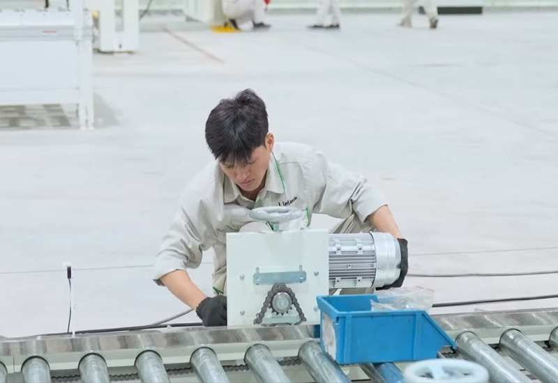 Steel pallet transport roller conveyor