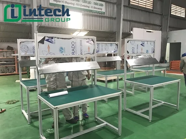 Working table with aluminum frame