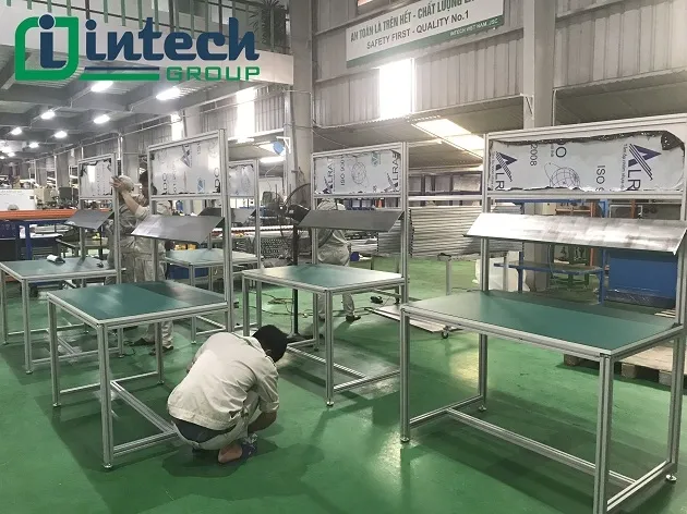 Working table with aluminum frame